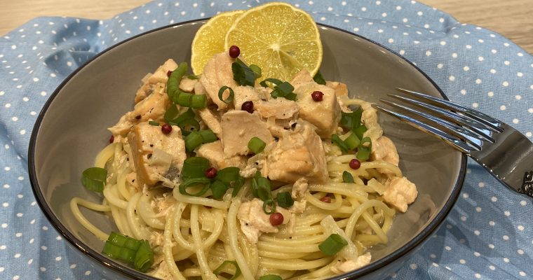 Lachs in Weißwein-Rahm-Sauce mit Spaghetti