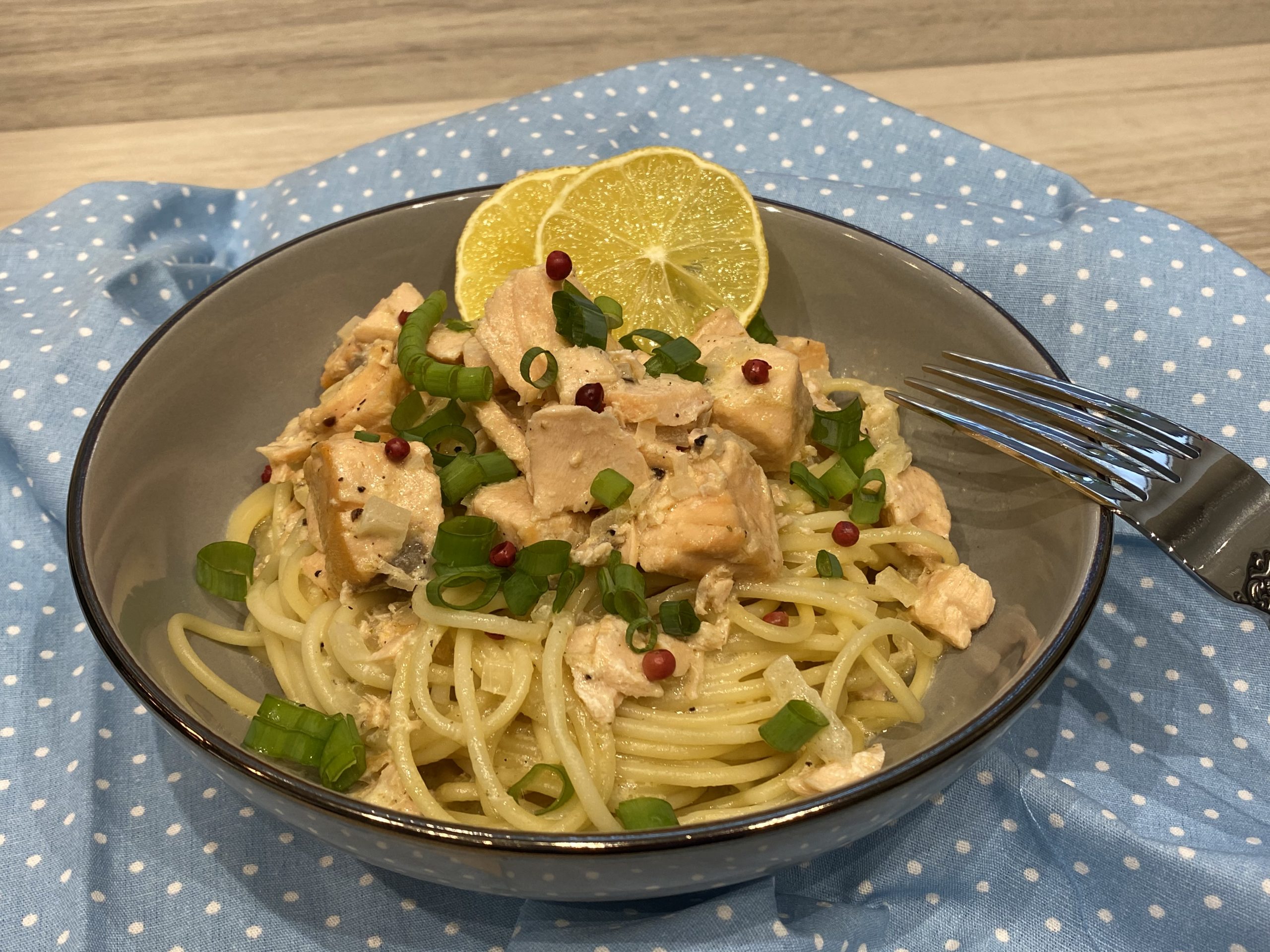 Lachs in Weißwein-Rahm-Sauce mit Spaghetti