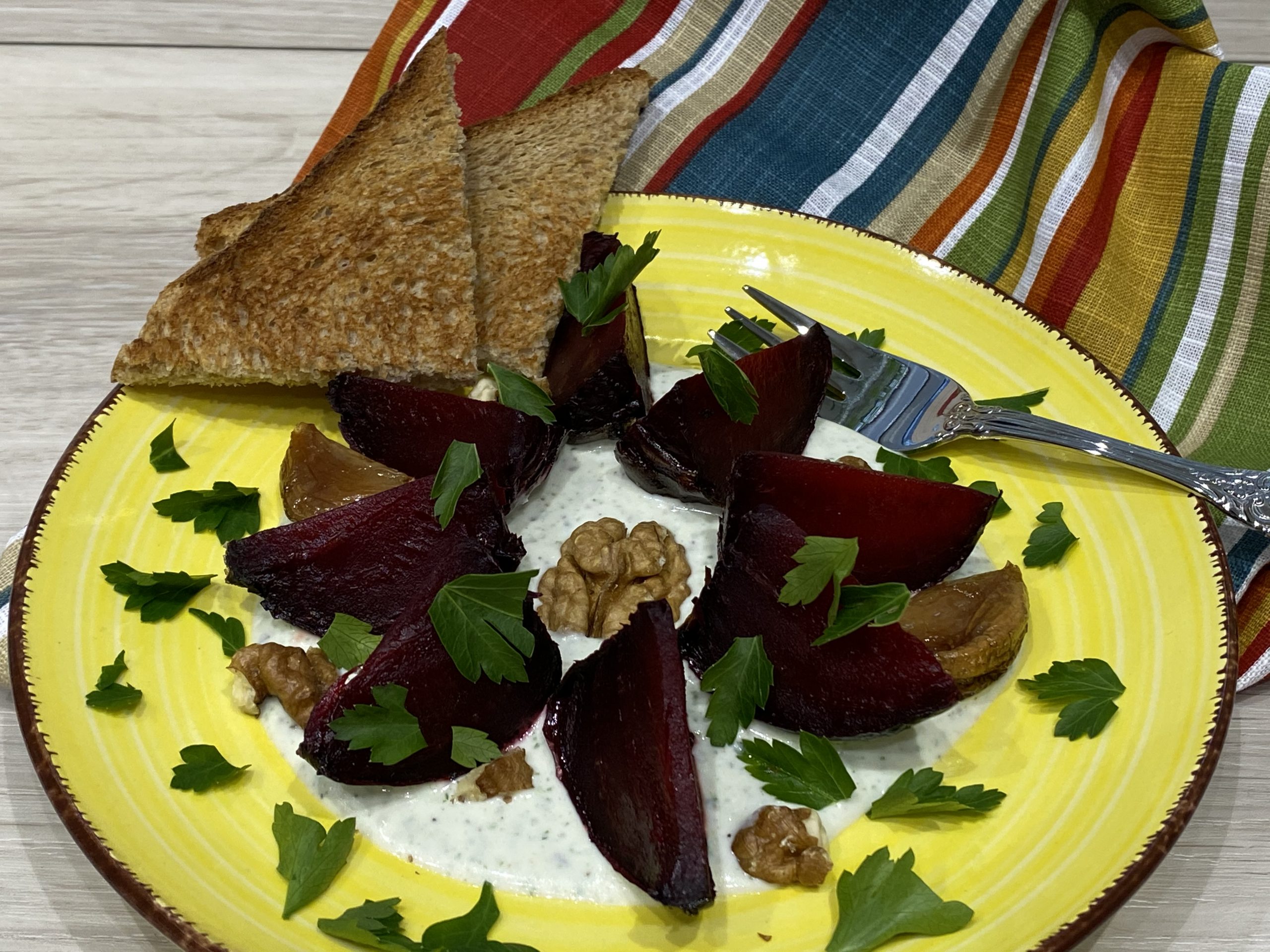 Rote Bete aus dem Ofen mit Walnuß-Feta-Dip