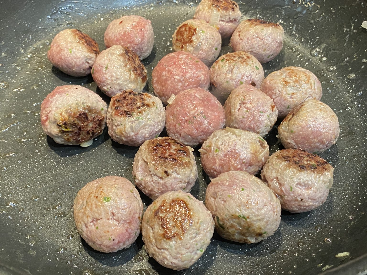 Köttbullar - traditionelle schwedische Fleischbällchen in Rahmsauce mit ...