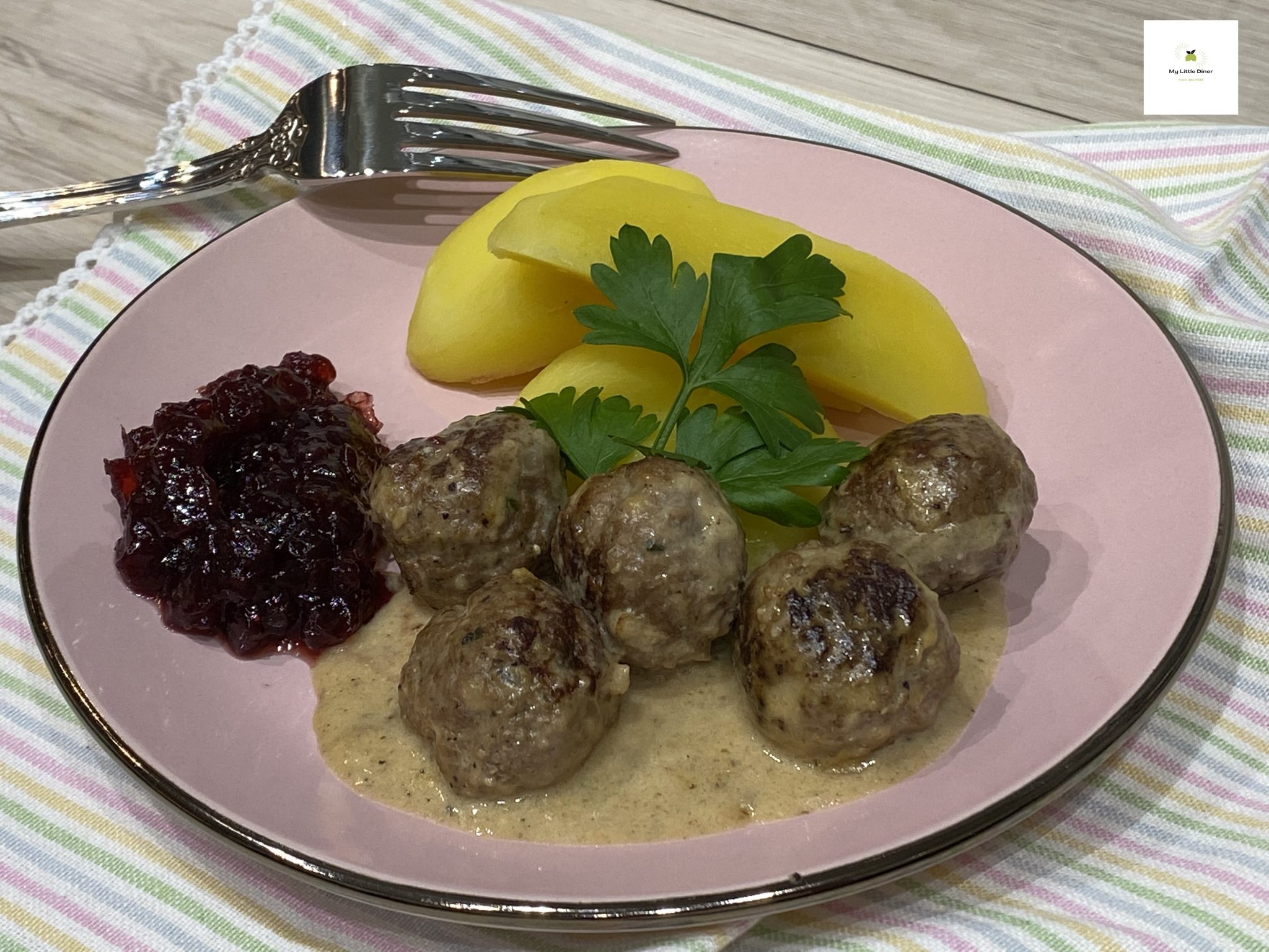 Köttbullar - traditionelle schwedische Fleischbällchen in Rahmsauce mit ...