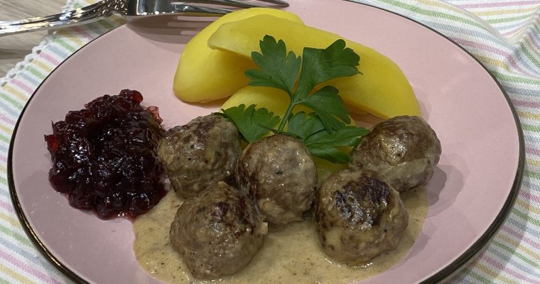 Köttbullar – traditionelle schwedische Fleischbällchen in Rahmsauce mit Preiselbeeren