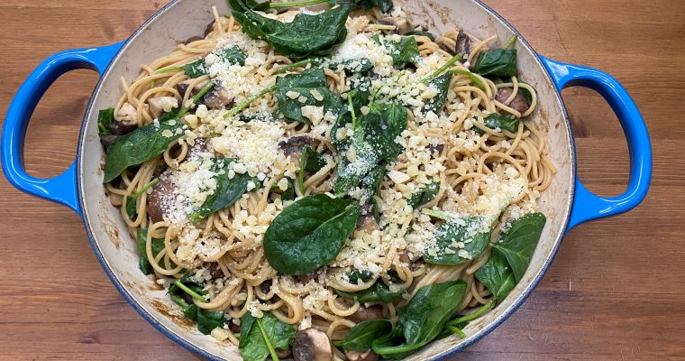 Vegane Rahm-Champignon-Pfanne mit frischem Blattspinat