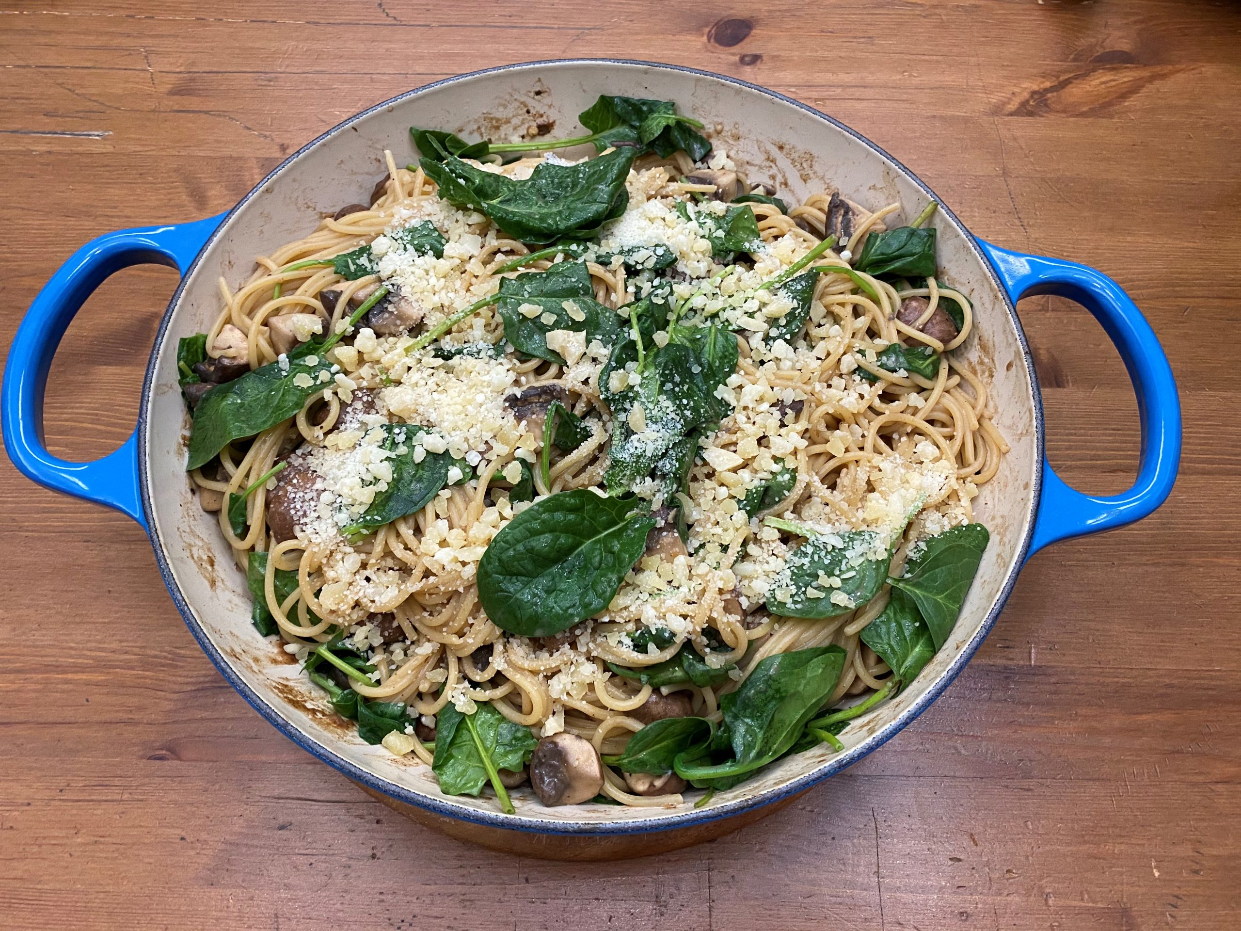 Vegane Rahm-Champignon-Pfanne mit frischem Blattspinat