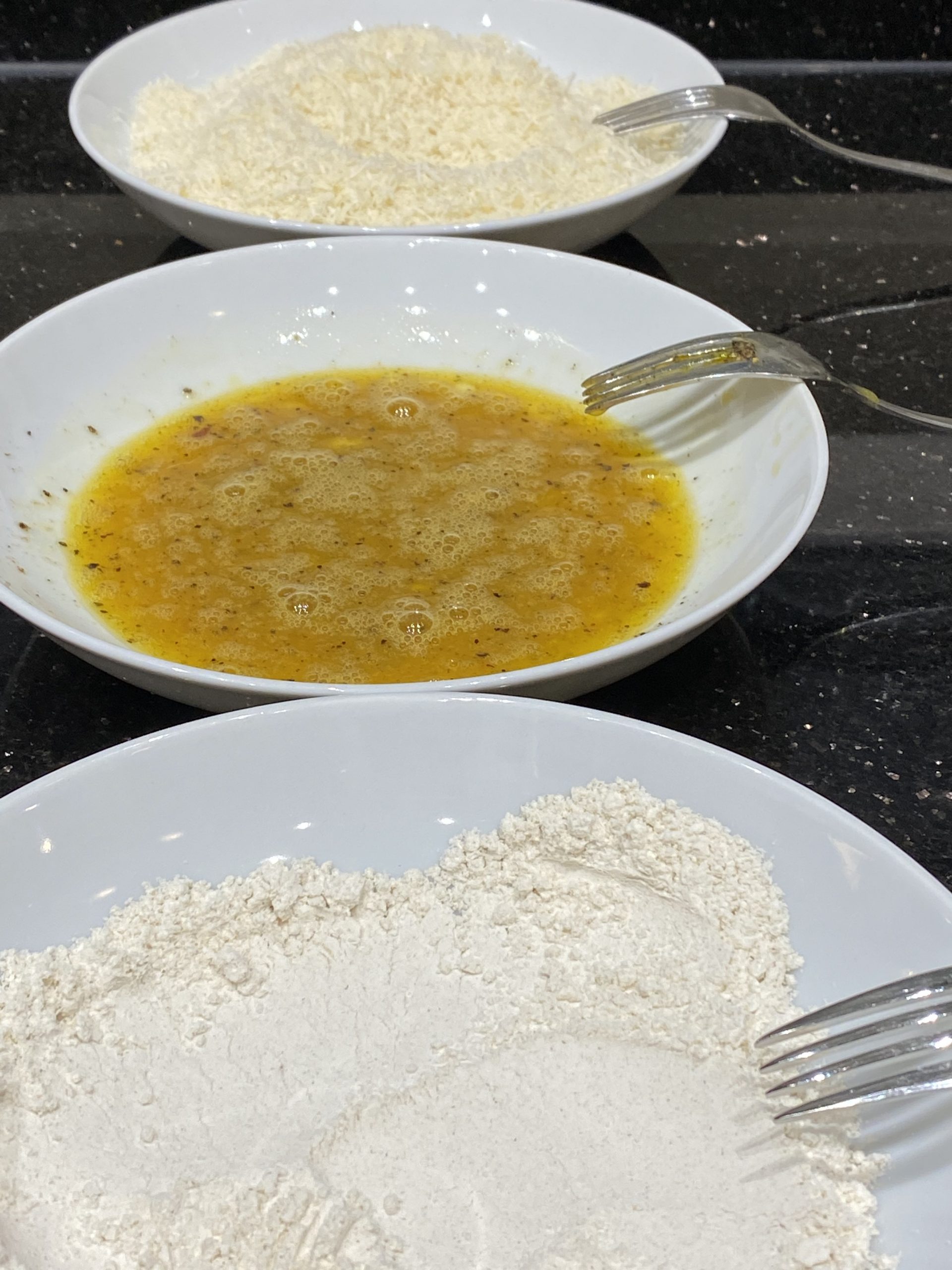 saftig zarte Putenschnitzel in knuspriger Parmesan-Kruste - My Little Diner