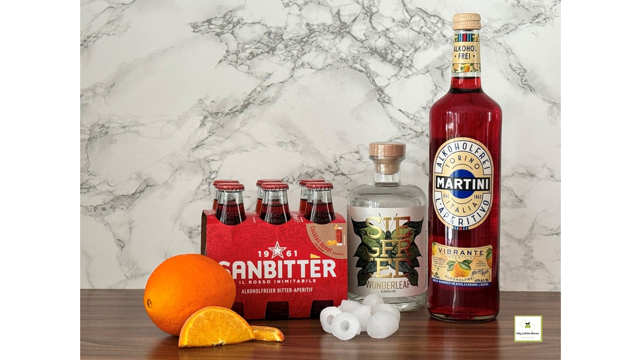 Bild zeigt Rezept Negroni Cocktail alkoholfreie Variante mit Sanbitter - Zutaten