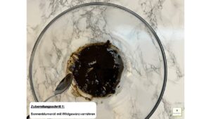 Bild zeigt Rezept Hirschgulasch - Zubereitungsschritt 1 - Öl und Gewürz verrühren