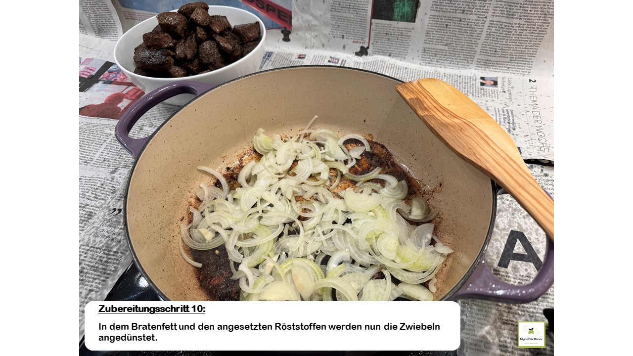 Bild zeigt Rezept Hirschgulasch - Zubereitungsschritt 10 - In dem Bratenfett und den angesetzten Röststoffen werden nun die Zwiebeln angedünstet.