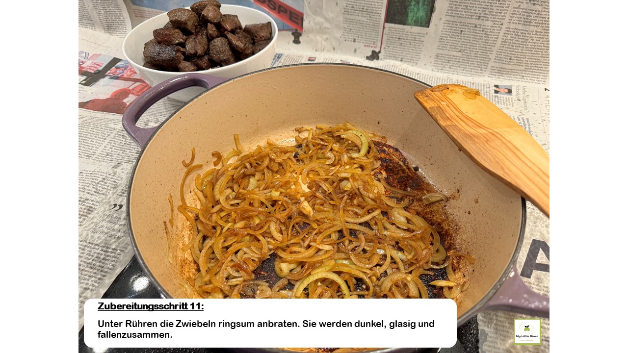 Bild zeigt Rezept Hirschgulasch - Zubereitungsschritt 11 - Unter Rühren die Zwiebeln ringsum anbraten. Sie werden dunkel, glasig und fallenzusammen