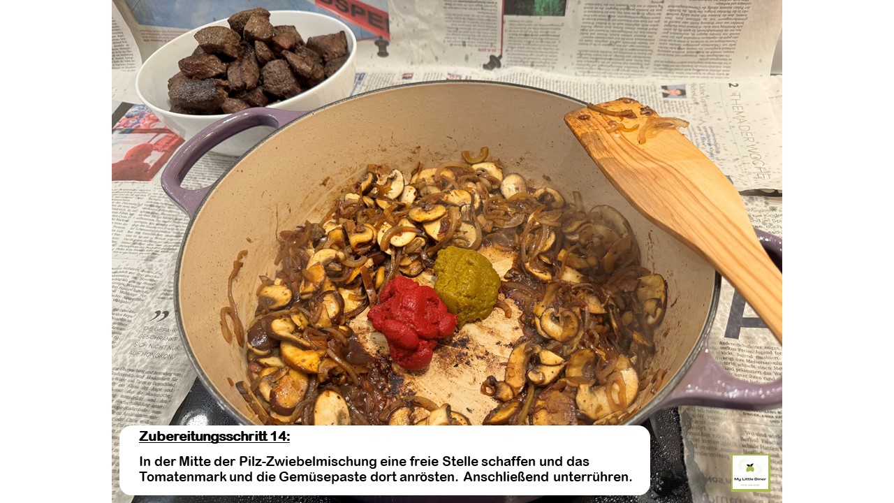 Bild zeigt Rezept Hirschgulasch - Zubereitungsschritt 14 - In der Mitte der Pilz_Zwiebelmischung eine freie Stelle schaffen_Tomatenmark und Gemüsepaste anrösten_Anschließend unterrühren