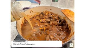 Bild zeigt Rezept Hirschgulasch - Zubereitungsschritt 17 - Wild- (oder Rinder) Fond dazugeben.