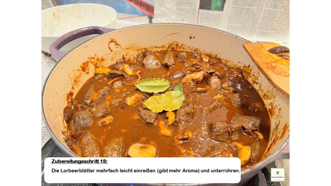 Bild zeigt Rezept Hirschgulasch - Zubereitungsschritt 18 - Die Lorbeerblätter mehrfach leicht einreißen (gibt mehr Aroma) und unterrühren