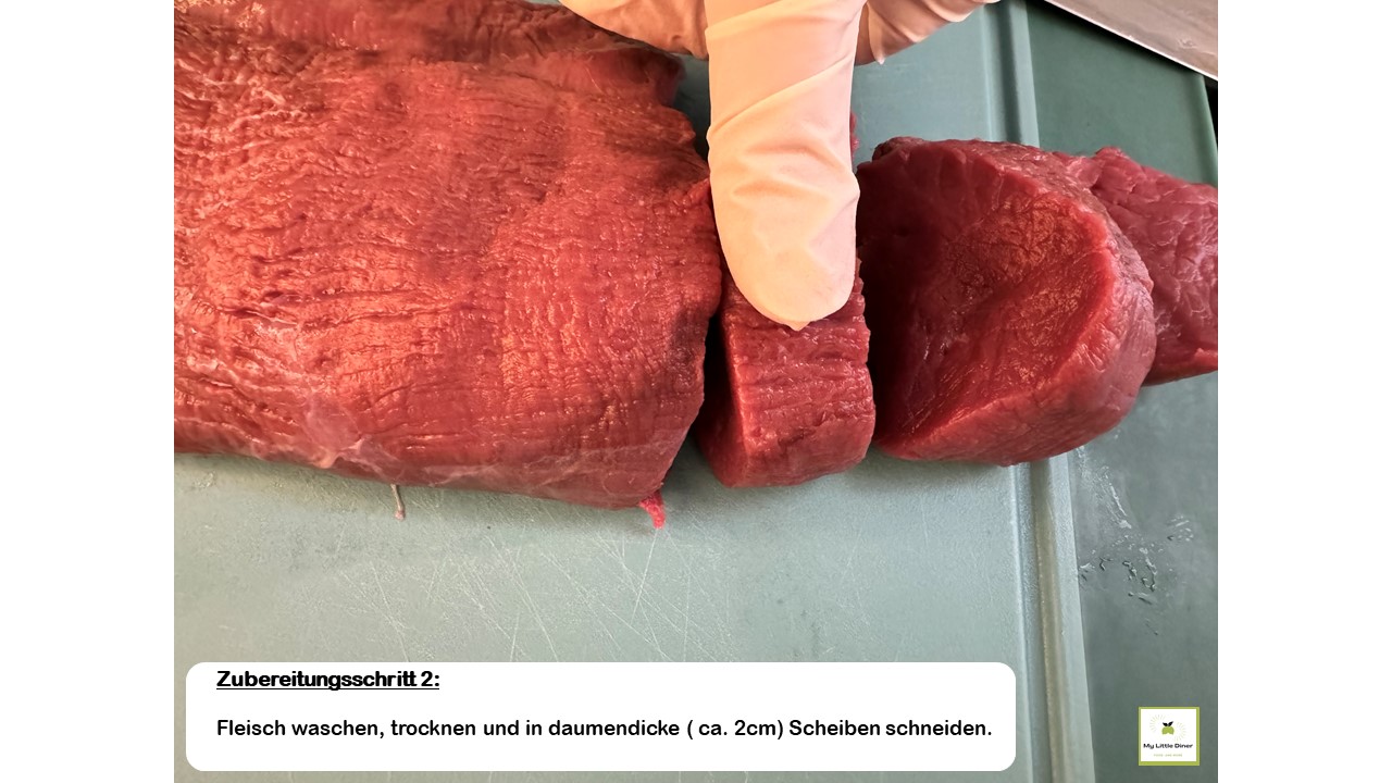 Bild zeigt Rezept Hirschgulasch - Zubereitungsschritt 2 - Fleisch waschen, trocknen und in daumendicke ( ca. 2cm) Scheiben schneiden