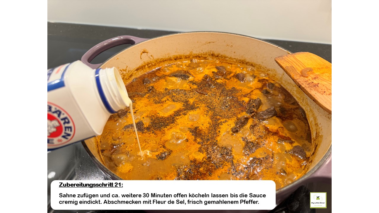 Bild zeigt Rezept Hirschgulasch - Zubereitungsschritt 21 - Sahne zufügen und ca. weitere 30 Minuten offen köcheln lassen bis die Sauce cremig eindickt abschmecken mit Salz und Pfeffer