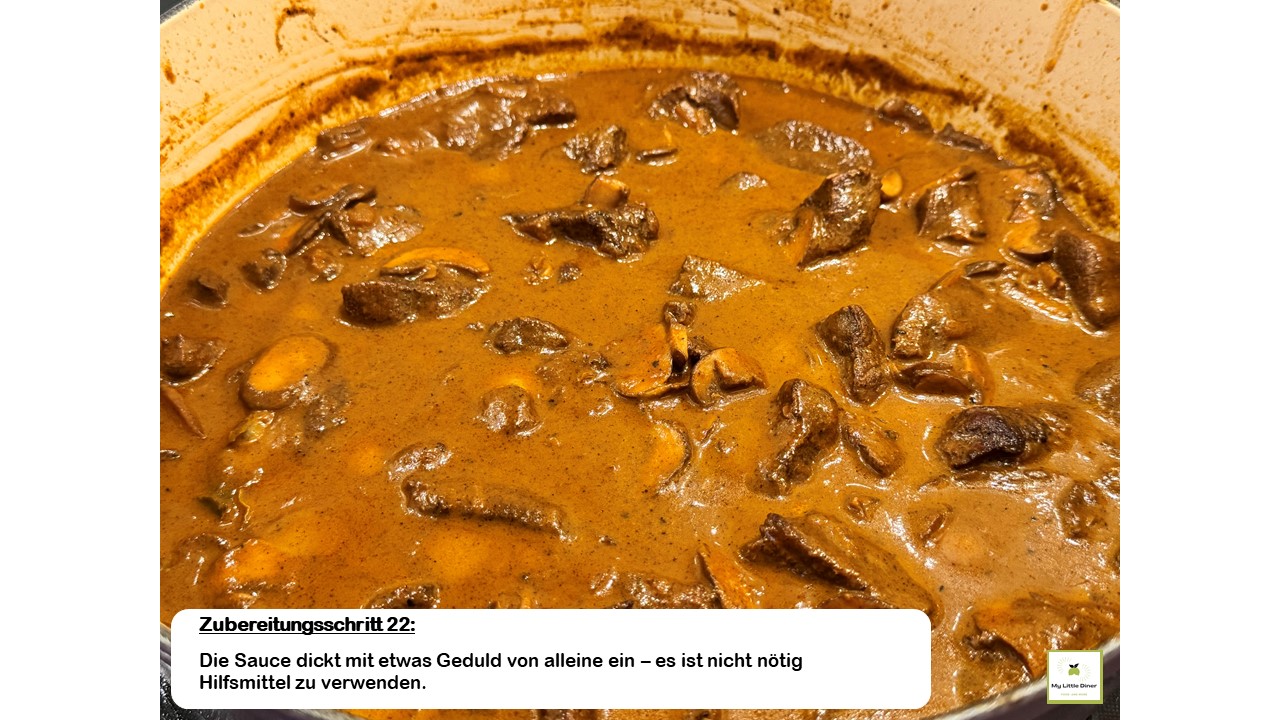 Bild zeigt Rezept Hirschgulasch - Zubereitungsschritt 22 - Sauce dickt mit etwas Geduld von alleine ein Bindemittel sind nicht nötig