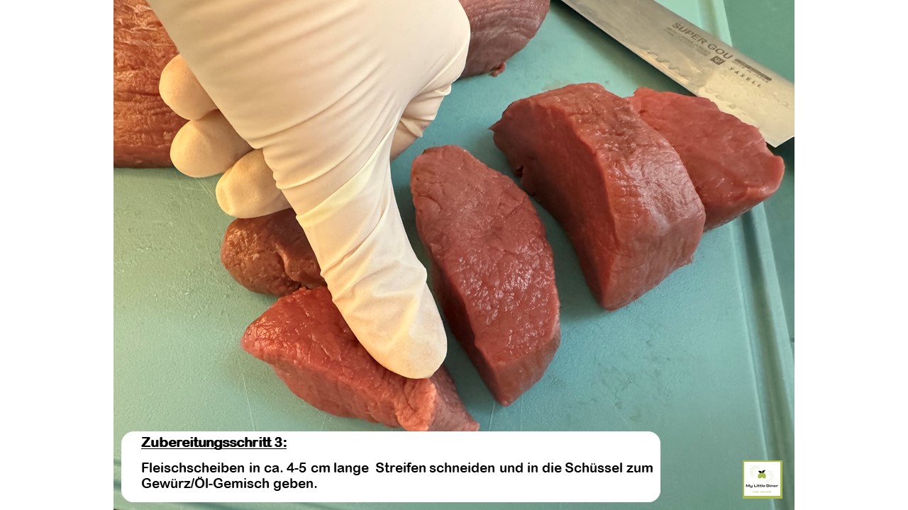 Bild zeigt Rezept Hirschgulasch - Zubereitungsschritt 3 - Fleischscheiben in ca. 4-5 cm lange Streifen schneiden und zum Gewürz-Öl Gemisch geben