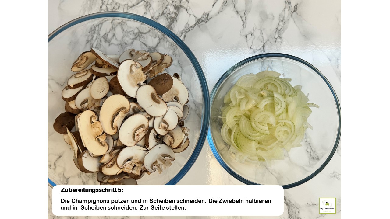 Bild zeigt Rezept Hirschgulasch - Zubereitungsschritt 5 - Die Champignons putzen und in Scheiben schneiden. Die Zwiebeln halbieren und in Scheiben schneiden Zur Seite stellen