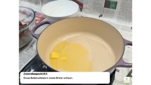 Bild zeigt Rezept Hirschgulasch - Zubereitungsschritt 6 - Etwas Butterschmalz in einem Bräter erhitzen