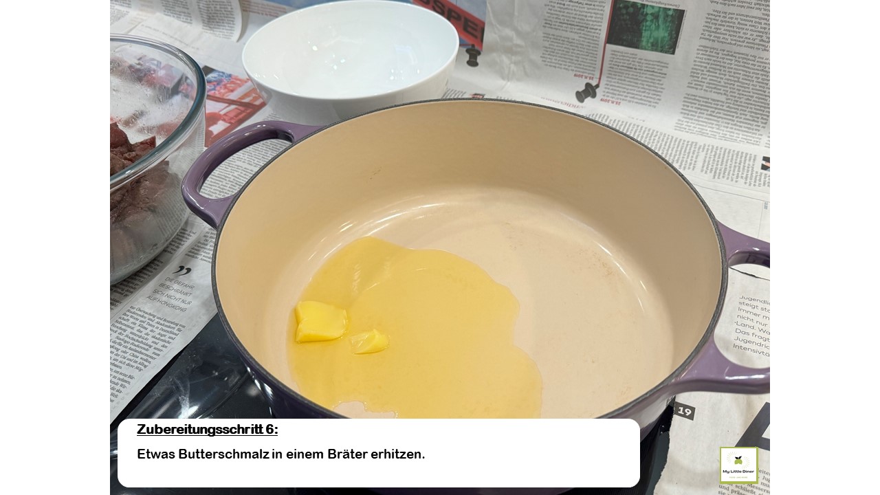 Bild zeigt Rezept Hirschgulasch - Zubereitungsschritt 6 - Etwas Butterschmalz in einem Bräter erhitzen