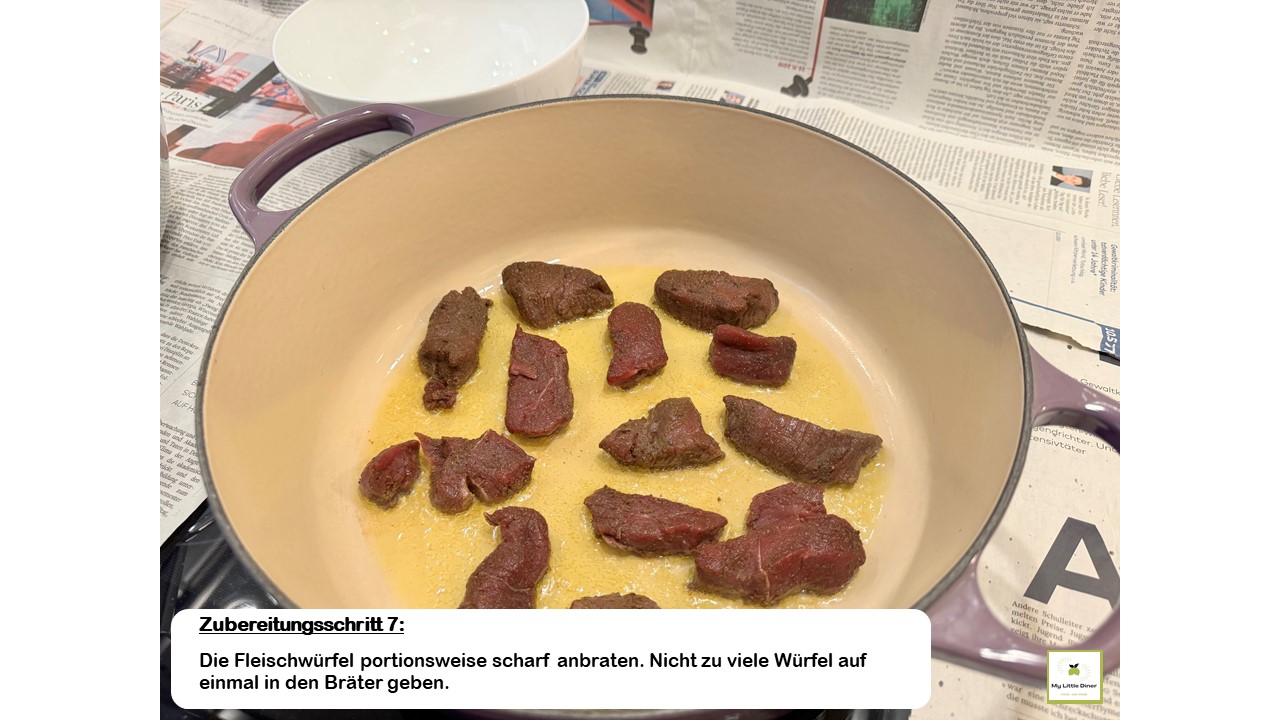 Bild zeigt Rezept Hirschgulasch - Zubereitungsschritt 7 - Die Fleischwürfel portionsweise scharf anbraten. Nicht zu viele Würfel auf einmal in den Bräter geben
