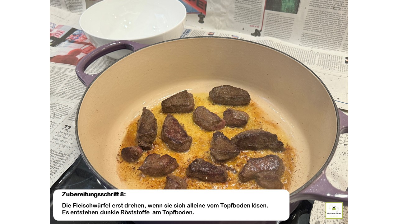 Bild zeigt Rezept Hirschgulasch - Zubereitungsschritt 8 - Die Fleischwürfel erst drehen, wenn sie sich alleine vom Topfboden lösen. Es entstehen dunkle Röststoffe am Topfboden