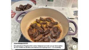 Bild zeigt Rezept Hirschgulasch - Zubereitungsschritt 9 - Die gebratenen Fleischwürfel in einer Schüssel sammeln und zur Seite stellen.