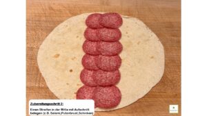 Bild zeigt Rezept getoastete Wraps - Zubereitungsschritt 2 - Tortilla mit Aufschnitt belegen