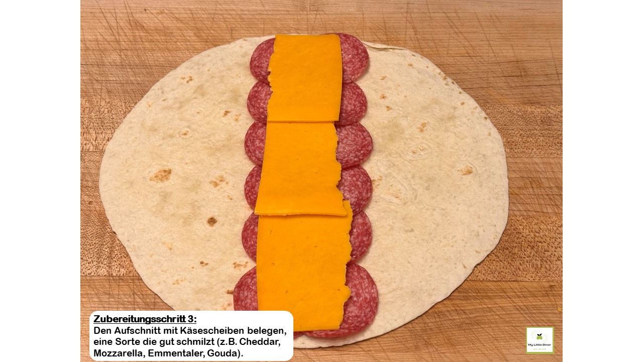 Bild zeigt Rezept getoastete Wraps - Zubereitungsschritt 3 - Aufschnitt mit Käse belegen