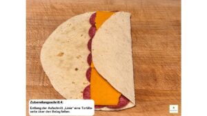 Bild zeigt Rezept getoastete Wraps - Zubereitungsschritt 4 - eine Tortillaseite falten