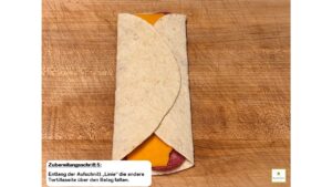 Bild zeigt Rezept getoastete Wraps - Zubereitungsschritt 5 - andere Tortillaseite falten