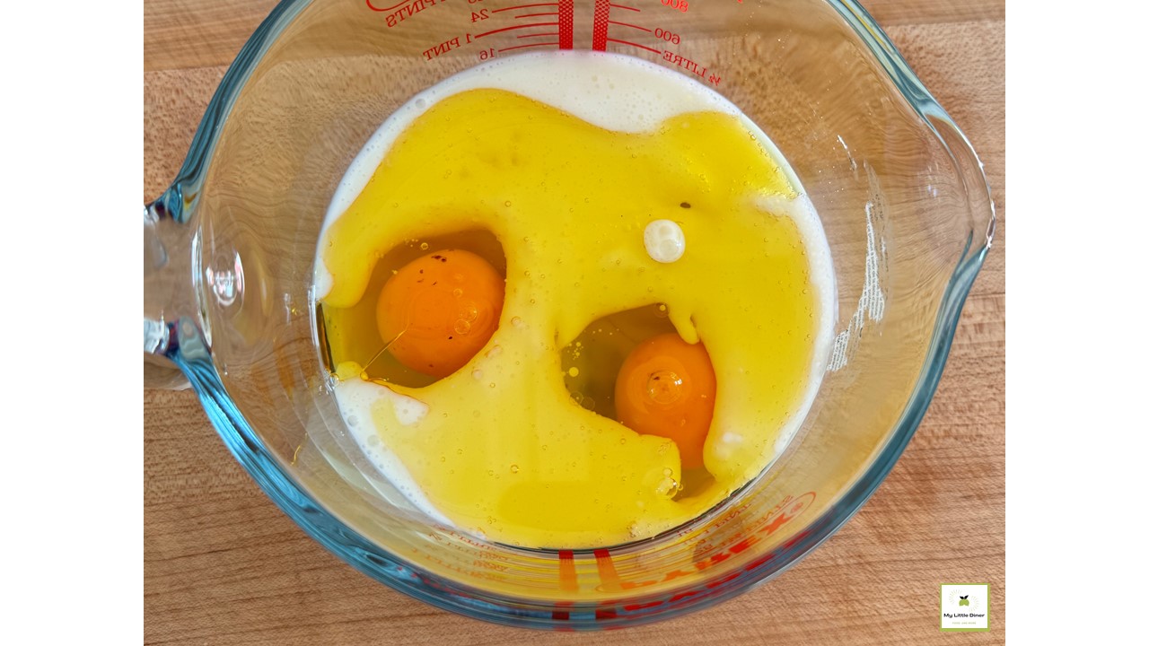 Bild zeigt Rezept Pancakes amerikanische Art - Zubereitungsschritt 2 - nasse Zutaten in einer Schüssel verquirlen