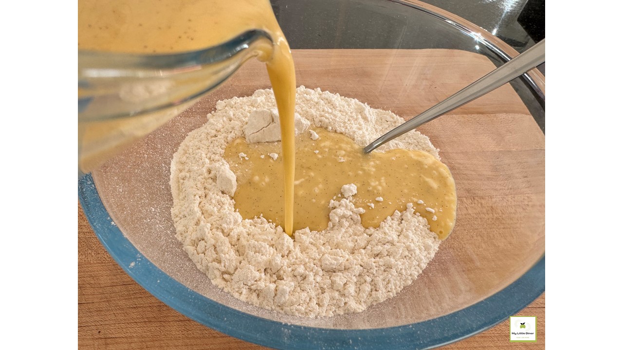 Bild zeigt Rezept Pancakes amerikanische Art - Zubereitungsschritt 3 - nasse Zutaten zu den trockenen Zutaten geben