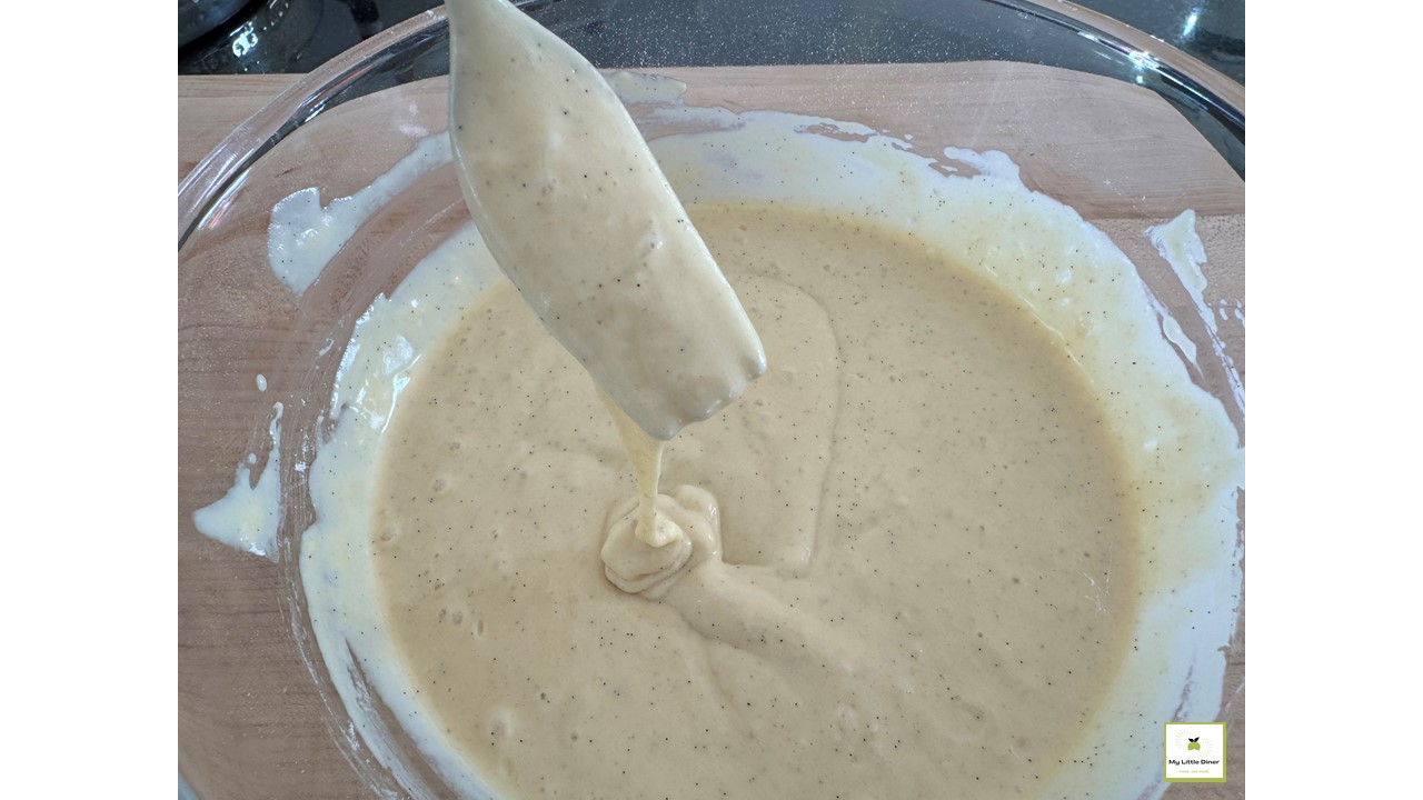 Bild zeigt Rezept Pancakes amerikanische Art - Zubereitungsschritt 4 - nasse und trockenen Zutaten zu einem dickflüssigen Teig verquirlen