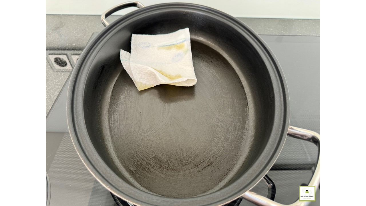 Bild zeigt Rezept Pancakes amerikanische Art - Zubereitungsschritt 6 - beschichtete Pfanne vorbereiten Öl mit Küchenkrepp gleichmäßig dünn verreiben