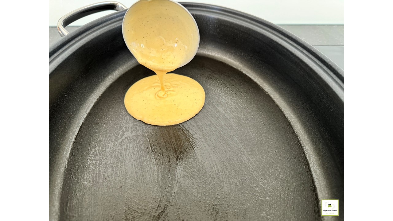 Bild zeigt Rezept Pancakes amerikanische Art - Zubereitungsschritt 8 - Teig mit Schöpfkelle in kleinen Portionen in Pfanne geben