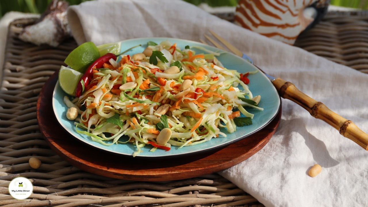 Spitzkohlsalat mit asiatischen Aromen – perfekt für heiße Tage