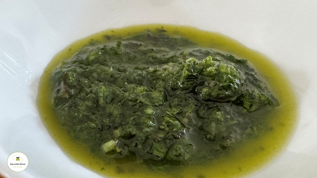 Kräuter wurden mit einem Food Processor zerhackt und mit Öl vermischt zu einer pestoartigen Konsistenz, das Öl färbt sich durch die ausgetretenen Säfte grün