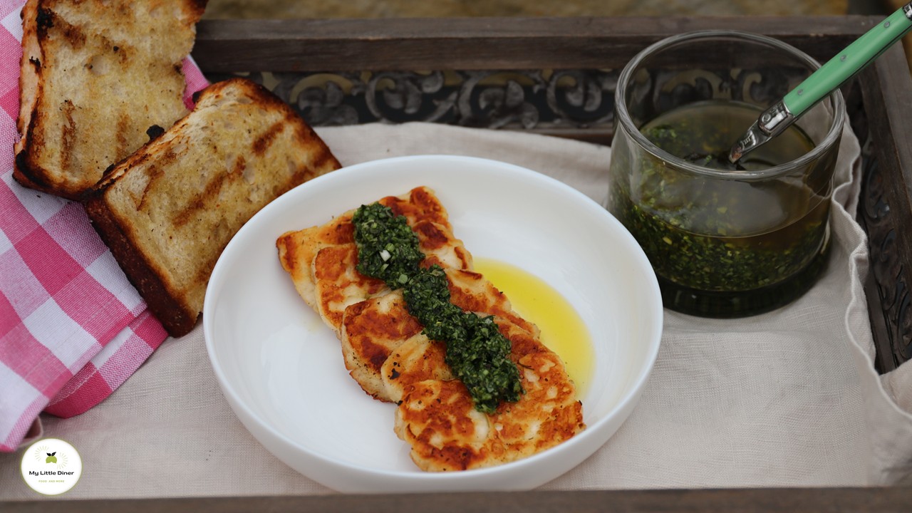 Kräuter Salsa als Beilage zu gegrilltem Halloumi und geröstetem Bauerbrot
