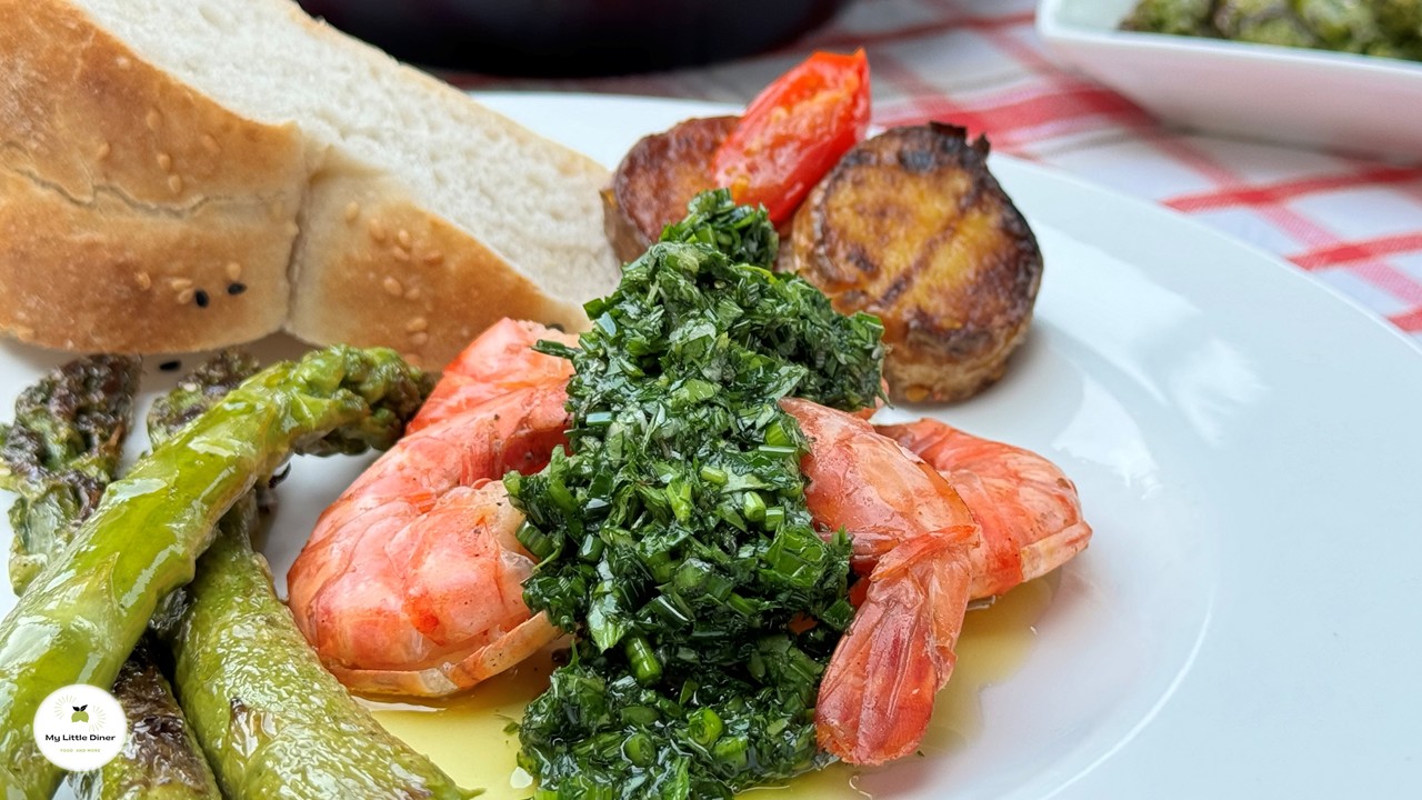 Kräuter Salsa als Topping auf gegrillten Meeresfrüchten
