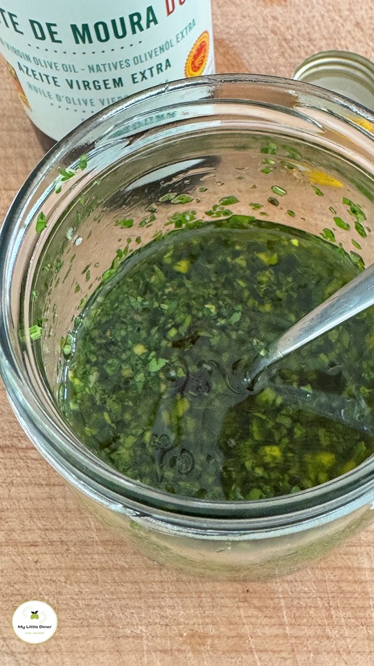 Kräuter Salsa in ein Glas abgefüllt - perfekt als Geschenk aus der Küche