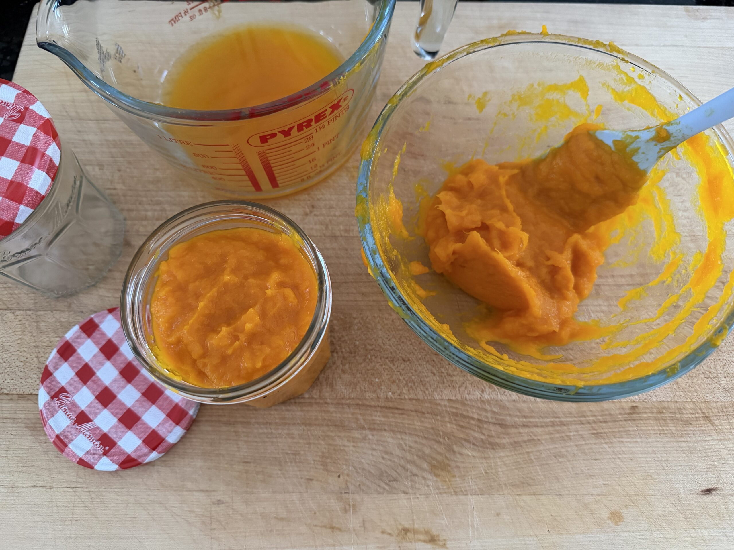 Bild zeigt Kürbispüree aus dem Airfryer - abfüllen