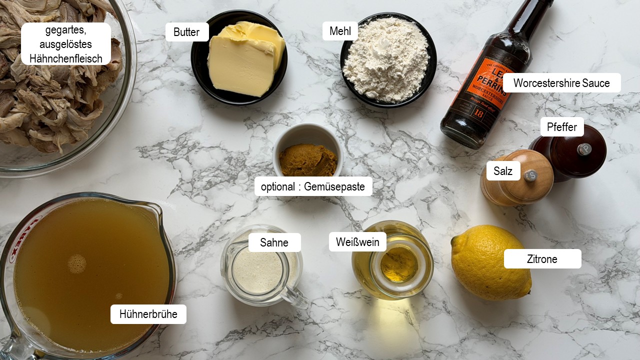 Zutaten für Hühner Ragout stehen auf einer weißen Marmorunterlage