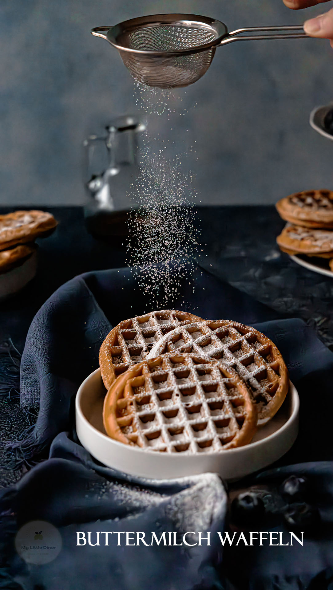 Buttermilch Waffeln werden mit Puderzucker bestreut