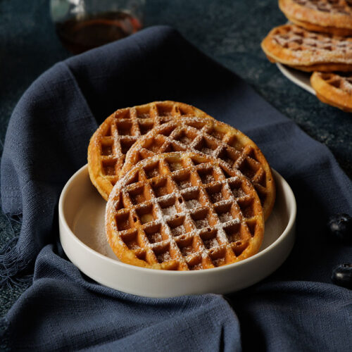 Buttermilch Waffeln im runden Eggo Waffles Style liegen auf einem Teller