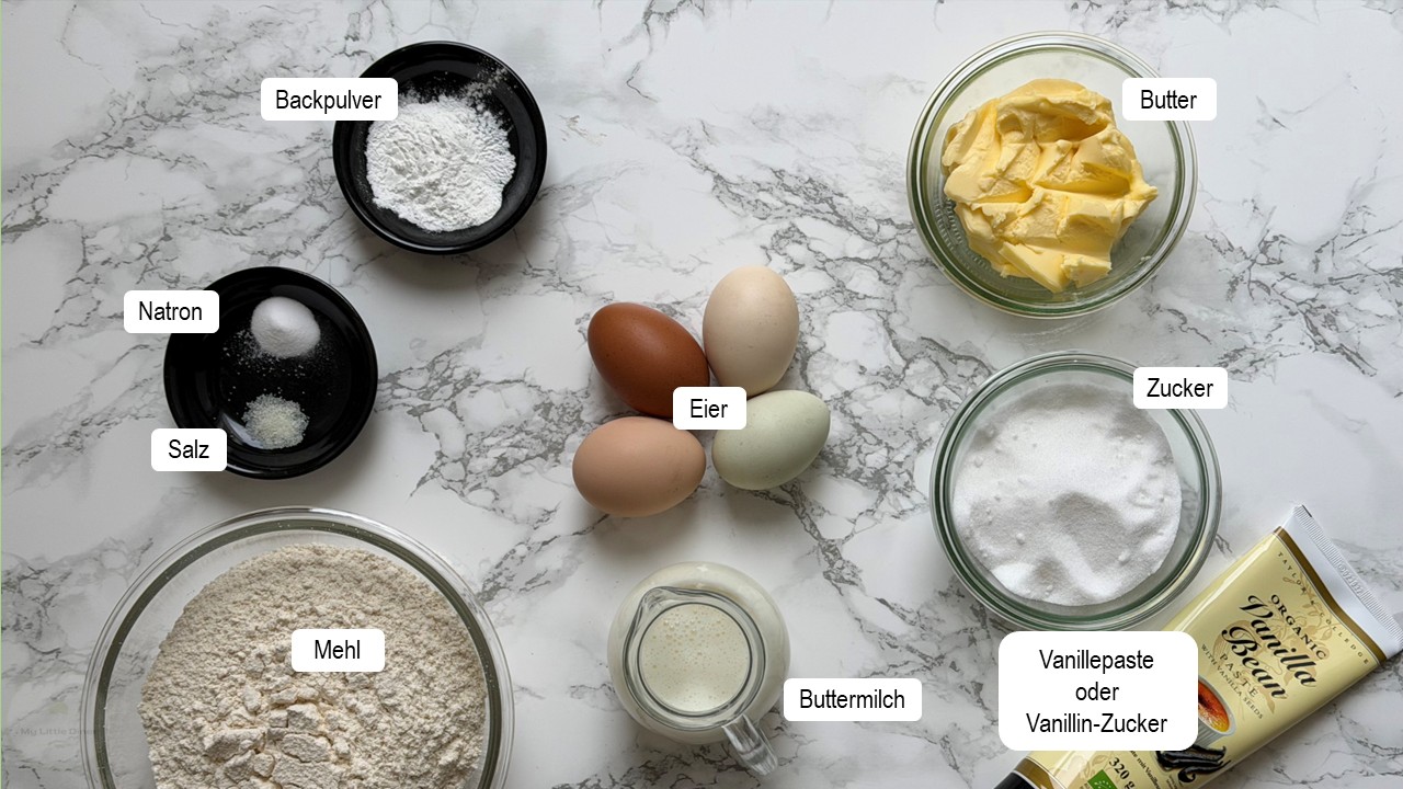 Zutaten für Buttermilch Waffeln sind auf einer weißen Marmorunterlage ausgebreitet