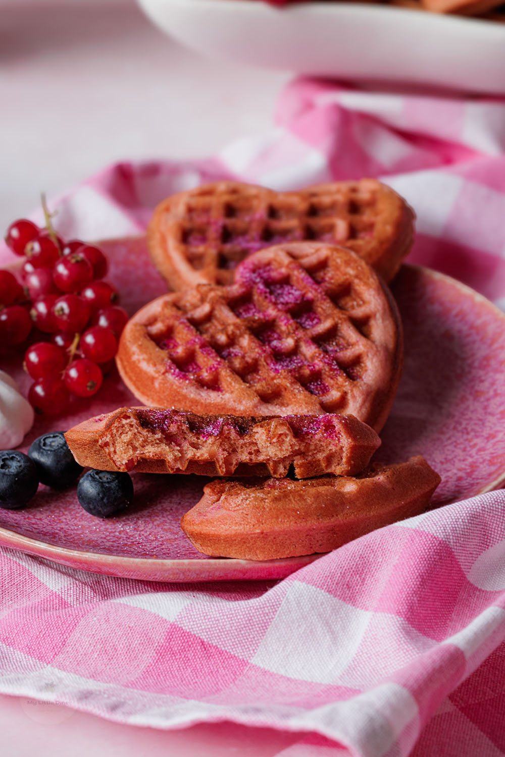 Kleine Herzwaffel mit rotem Drachenfrucht-Zucker bestreut