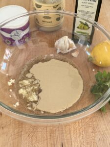 Tahin Dressing für Baba Ganoush wird angerührt