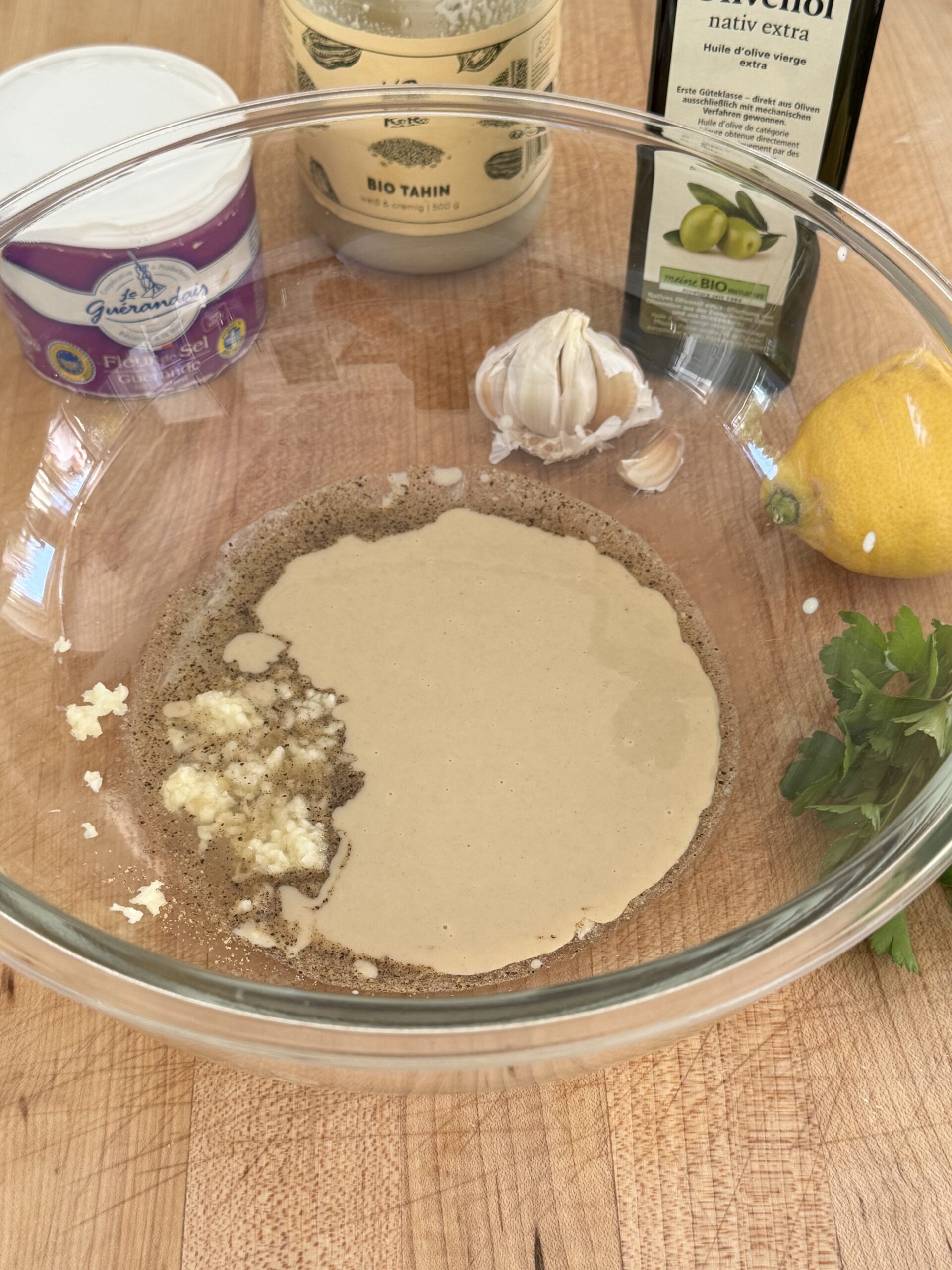 Tahin Dressing für Baba Ganoush wird angerührt