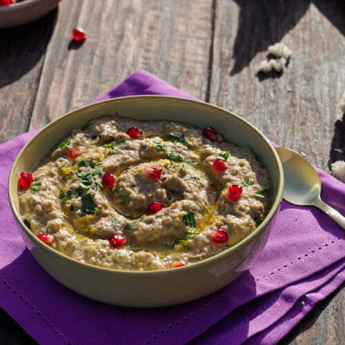 orientalischer Auberginen Dip - Baba Ganoush mit Granatapfelkernen und Fladenbrot