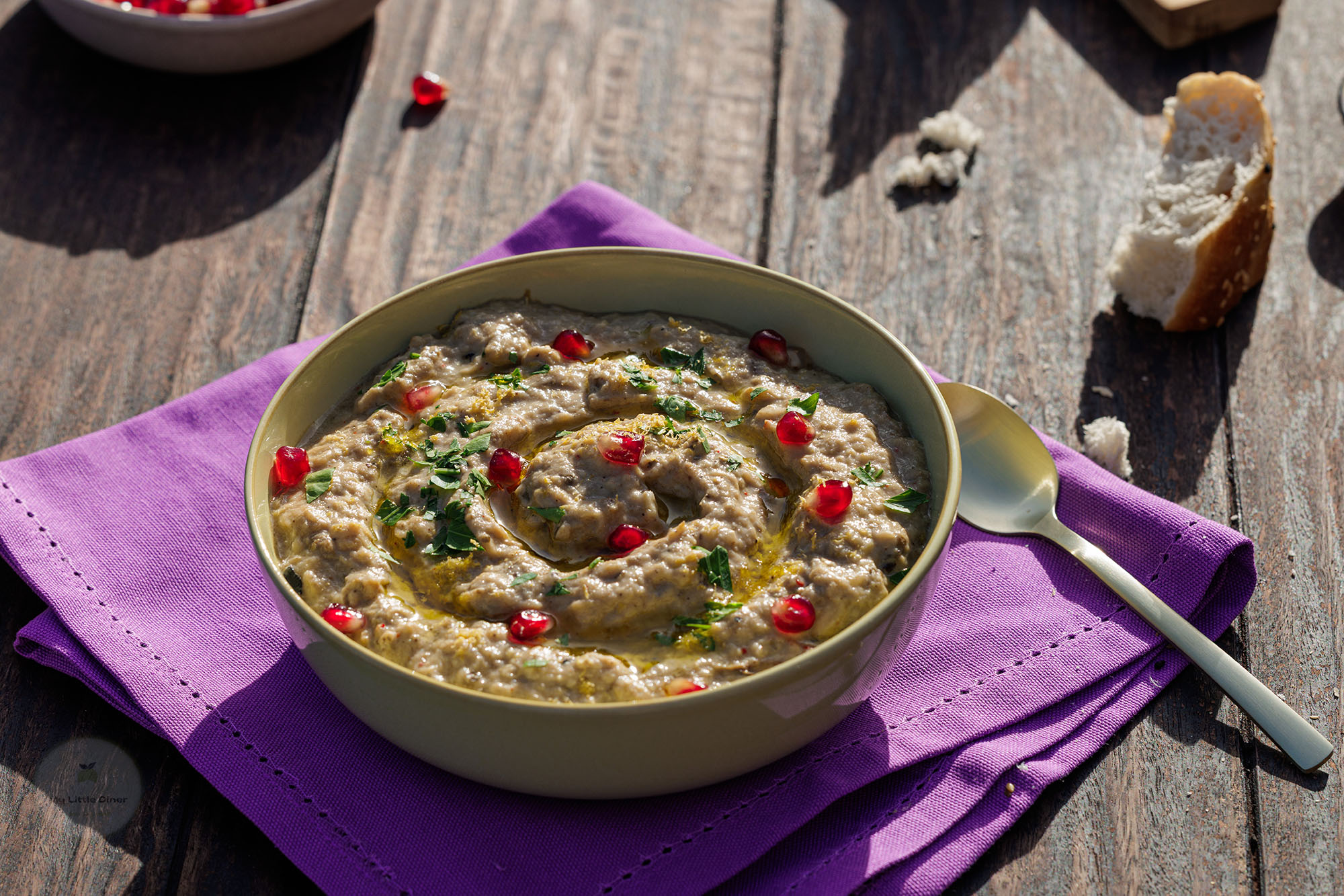 orientalischer Auberginen Dip - Baba Ganoush mit Granatapfelkernen und Fladenbrot